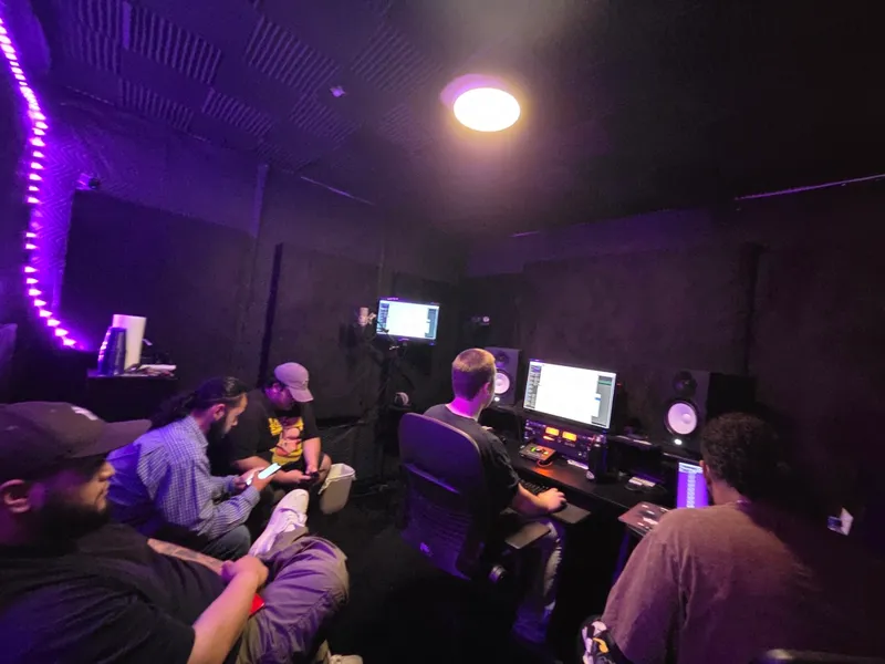 The desk fills up, the session on the screens