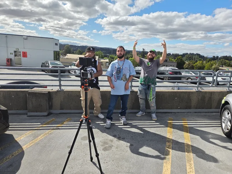 The tripod up, the city behind